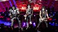 Los miembros de Kiss de izquierda a derecha: Gene Simmons, Tommy Thayer y Paul Stanley con Eric Singer en la batería, se presenta en The Riverbend Music Center en Cincinnati el 29 de agosto de 2019.