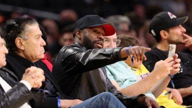 Floyd Mayweather Jr. asiste a un partido entre Los Ángeles Lakers y los Portland Trail Blazers en el Crypto.com Arena el 27 de octubre de 2025 en Los Ángeles, California.&nbsp;