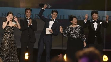 De izquierda a derecha, Park So-dam, Lee Sun Gyun, Choi Woo-shik, Lee Jeong-eun y Kang-Ho Song aceptan el Premio SAG al mejor elenco para Parasite el domingo 19 de enero del 2020 en Los Angeles.&nbsp;