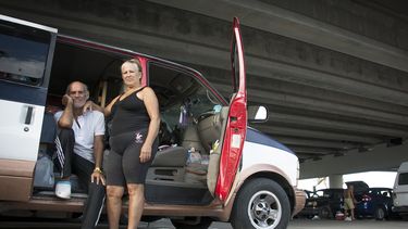 Orlando Fundora Álvarez y su esposa Yolanda Triana viven debajo del puente grande que va a Key Biscayne. Su caso podría solucionarse mediante la coordinación entre entidades públicas.
