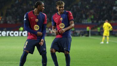 El defensor Alejandro Balde (izq) y el atacante Lamine Yamal, del Barcelona, celebran luego del cuarto gol del equipo en un partido de la Champions League, el 9 de abril de 2025.