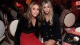 Caitlyn Jenner y Sophia Hutchins asisten a la fiesta anual de la Fundación contra el Sida de Elton John con motivo de los premios Oscar, en Hollywood, California. 