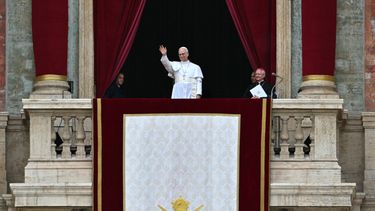 El Papa León XIV saluda a la multitud durante la oración del Regina Caeli desde la logia central de la basílica de San Pedro en el Vaticano, el 11 de mayo de 2025.&nbsp;