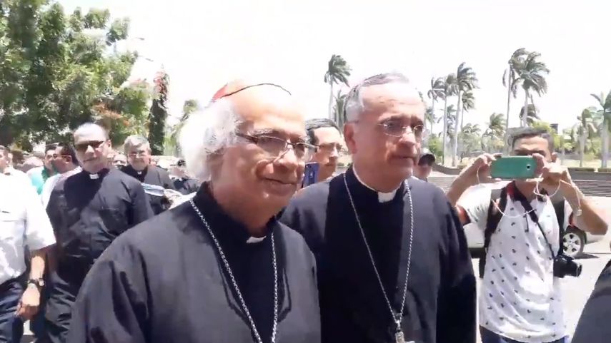 Obispos y sacerdotes entran a la Catedral Metropolitana de Managua.