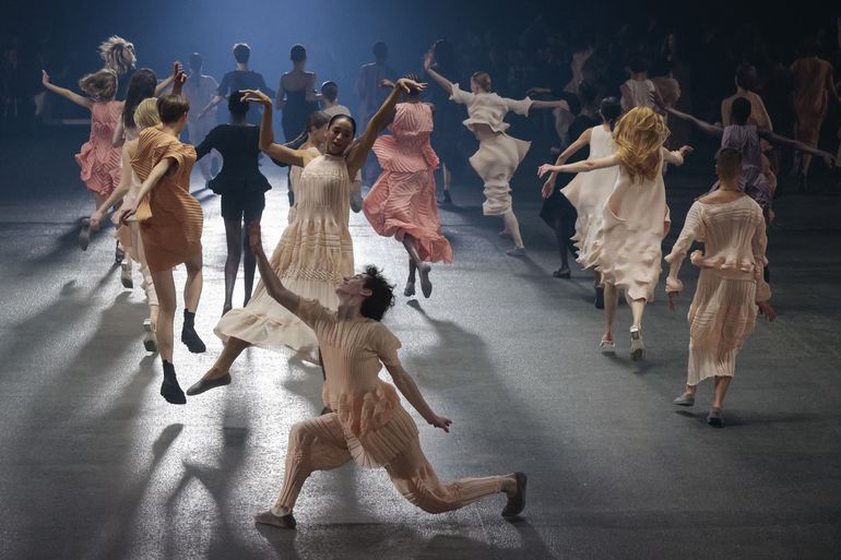 Modelos presentan creaciones para el desfile de moda Primavera-Verano 2023 de Issey Miyake durante la Semana de la Moda de París el 30 de septiembre de 2022.