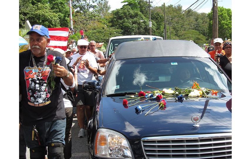 Miles de simpatizantes acompañaron los restos del afamado cantante, a lo largo de las calles de Ponce. (EFE)