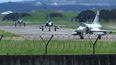 Cazas Mirage de la Fuerza Aérea de Taiwán se desplazan sobre una pista de una base, el viernes 5 de agosto de 2022, en Hsinchu, Taiwán.&nbsp;