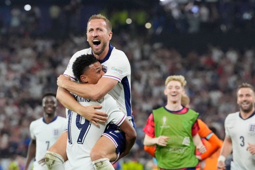 Harry Kane salta a los brazos de Ollie Watkins, su compañero que consiguió el tanto del triunfo de Inglaterra sobre Países Bajos en las semifinales de la Euro 2024, el miércoles 10 de julio de 2024 en Dortmund, Alemania.