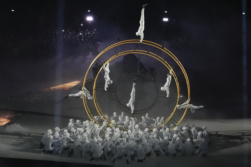 Artistas actúan durante la ceremonia de clausura de los Juegos Olímpicos de Verano de 2024 en el Stade de France, el domingo 11 de agosto, en Saint-Denis, Francia.