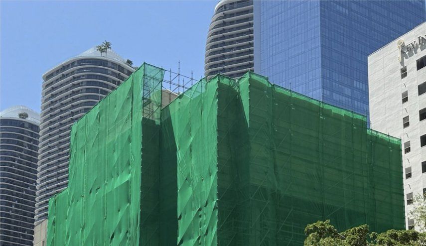 El edificio en 888 Brickell Ave, antigua sede de Diario Las Américas, en el proceso inicial de demolición, en una foto compartida en Instagram por Miami Condo Investments.&nbsp;