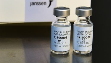 La foto de septiembre de 2020 distribuida por Johnson & Johnson muestra la vacuna investigativa Janssen contra el COVID-19. La vacuna largamente esperada aparentemente necesita una sola dosis, aunque no parece ser tan efectiva como las de dos dosis.&nbsp;