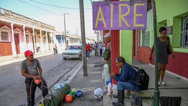Hombre ofrece el servicio improvizado de llenado de aire.