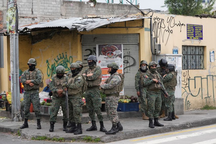 Militares patrullan el perímetro de la prisión de El Inca durante el estado de excepción en Quito, Ecuador, el martes 9 de enero de 2024.