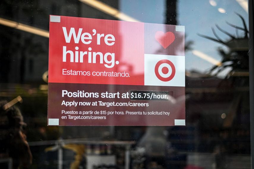 Letrero en busca de empleados en una tienda de la cadena Target.