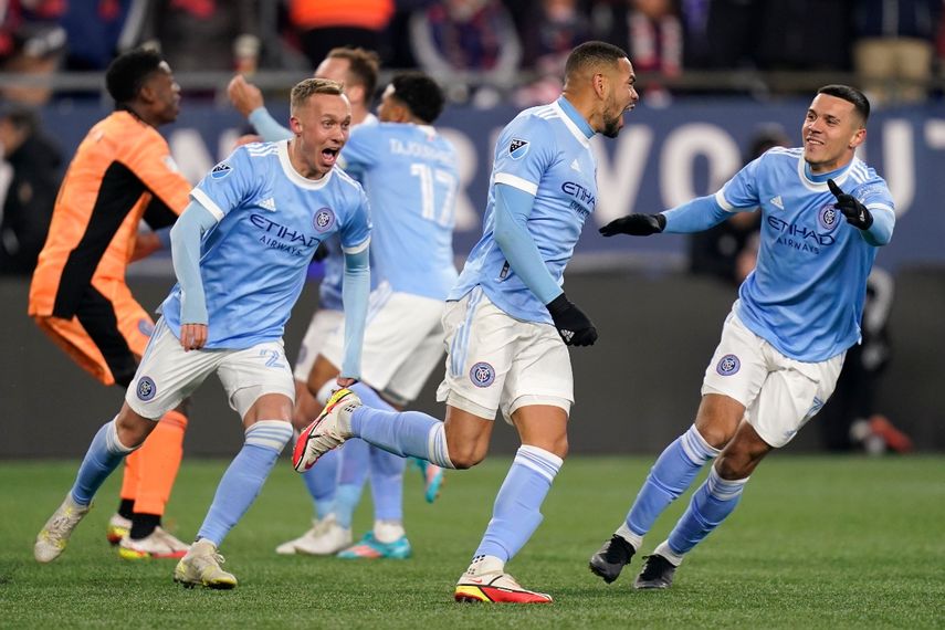 Jugadores del New York City FC celebran luego de vencer al Revolution de Nueva Inglaterra en un partido de la MLS