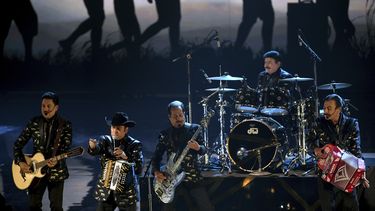 En esta fotografía de archivo Los Tigres del Norte en la 21a entrega de los Latin Grammy Awards, el jueves 19 de noviembre de 2020 en el American Airlines Arena in Miami. Los Tigres del Norte liberaron los videos de su MTV Unplugged para celebrar el 10mo aniversario de este concierto acústico.