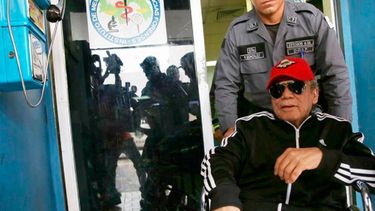 Noriega asiste a audiencia en un tribunal.