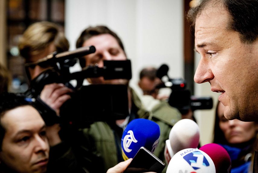 El viceprimer ministro y ministro de Asuntos Sociales holandés, Lodewijk Asscher, atiende a los medios tras su reunión con representantes de organizaciones turcas holandesas en La Haya.
