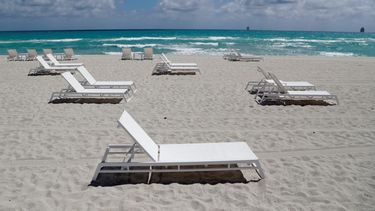 Sillas vac&iacute;as en una playa el jueves 19 de marzo de 2020 en Miami Beach, Florida.&nbsp;