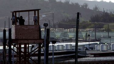 Un oficial de la policía militar del Ejército de Estados Unidos observa con binoculares desde una torre de vigilancia en el Campamento Delta en la Base Naval de Estados Unidos en la Bahía de Guantánamo, Cuba.&nbsp;