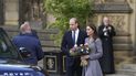 El príncipe William de Inglaterra y su esposa Kate, la duquesa de Cambridge, salen de la inauguración del monumento Glade of Light afuera de la Catedral de Manchester, en memoria de las víctimas de un ataque suicida en un concierto de 2017 de Ariana Grande, el martes 10 de mayo de 2022 en Manchester, Inglaterra. 