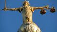 La estatua de la Señora Justicia en la parte superior del edificio de la corte británica  (ARCHIVO)