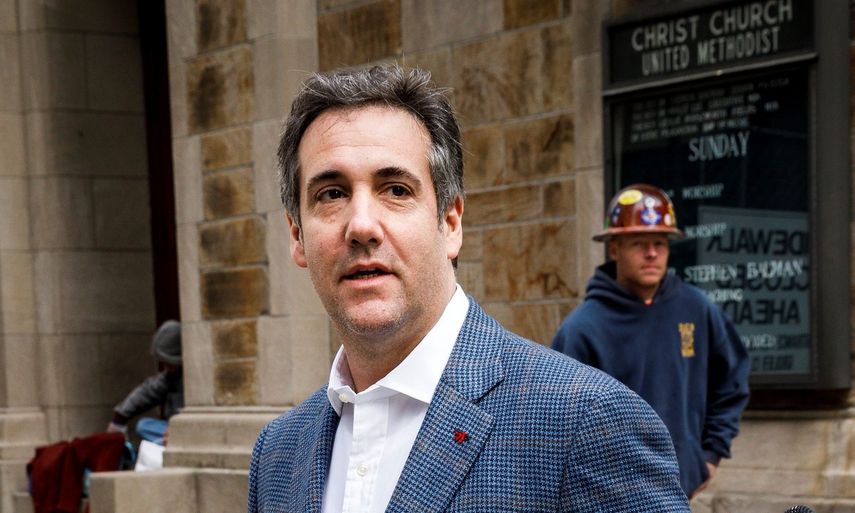 Michael Cohen, abogado del presidente Donald Trump, camina rumbo a su apartamento en Nueva York.