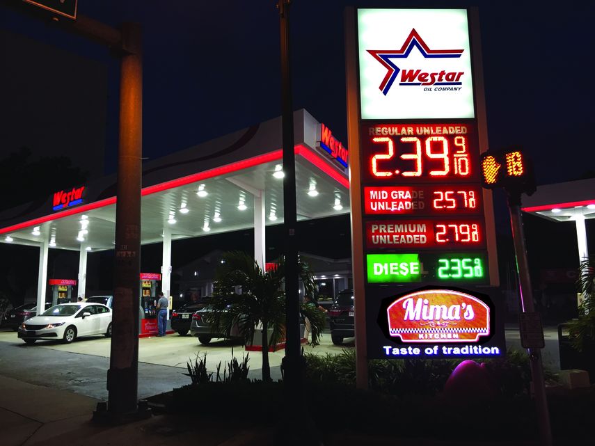 El precio de la gasolina suba y baja acorde al valor del petróleo y la demanda de consumo.