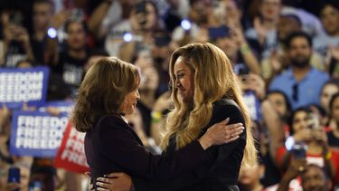 Beyoncé y la candidata presidencial demócrata Kamala Harris se abrazan en el escenario durante un mitin de campaña el 25 de octubre de 2024 en Houston.