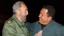 Fidel Castro y&nbsp;Hugo Chávez en el aeropuerto José Martí, en La Habana, Cuba, en el año 2004.&nbsp;