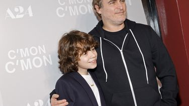 Woody Norman y Joaquin Phoenix asisten a la proyección especial de Cmon Cmon de A24 en el Fine Arts Theatre el 16 de noviembre de 2021, en Beverly Hills, California.