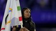 La gimnasta estadounidense Simone Biles sostiene la bandera olímpica durante la ceremonia de clausura de los Juegos Olímpicos de verano de 2024 en el Stade de France, el domingo 11 de agosto, en Saint-Denis, Francia.