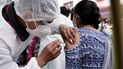 Un trabajador de salud aplica a una mujer la primera dosis de la vacuna Sinopharm fuera de la iglesia Monte de Oración en La Paz, Bolivia, el martes 28 de diciembre. El gobierno de Bolivia declaró el jueves 30 de diciembre de 2021 la emergencia sanitaria luego de que en menos de una semana casi se quintuplicaron los casos diarios de COVID-19