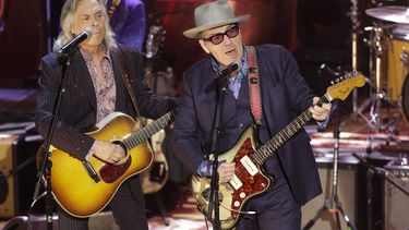 En esta fotografía del 11 de septiembre de 2019 Elvis Costello, derecha, y Jim Lauderdale, izquierda, durante su presentación en los Americana Honors & Awards. Elvis Costello creció escuchando cantar a su padre en español. &nbsp;