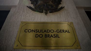 Detalle de un anuncio en el exterior de la embajada de Brasil en Caracas (Venezuela).&nbsp;