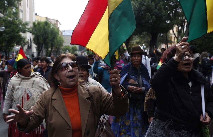 Manifestantes antigubernamentales marchan contra la reelecci&oacute;n del presidente Evo Morales en La Paz, Bolivia, el mi&eacute;rcoles 6 de noviembre de 2019.&nbsp;