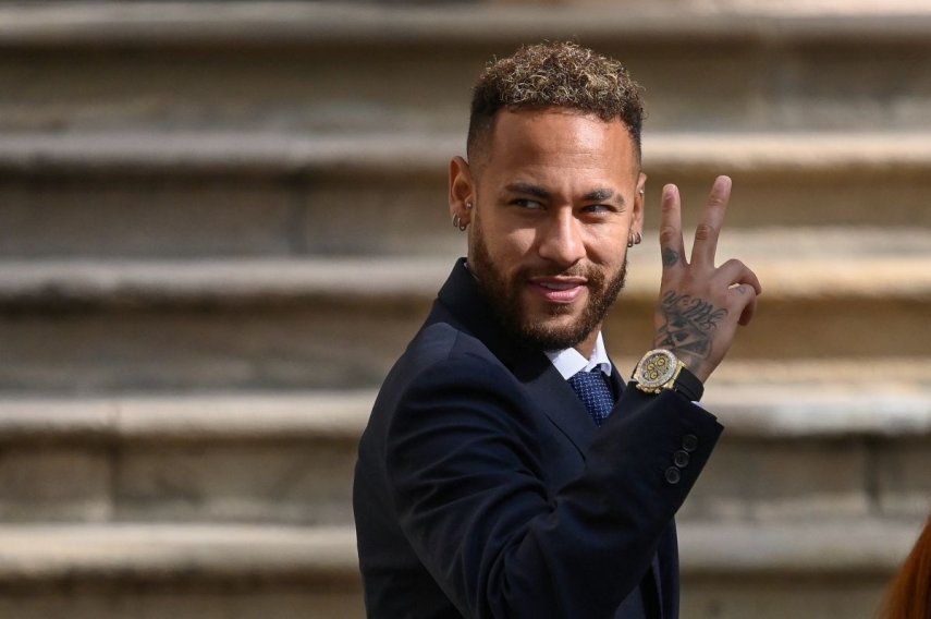 El delantero brasileño del París Saint-Germain, Neymar, hace un gesto cuando se va después de asistir a una audiencia en el juzgado de Barcelona el 18 de octubre de 2022.