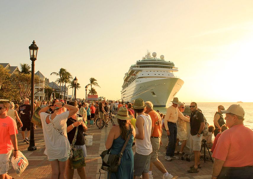 Cientos de turistas aguardan por abordar crucero en Cayo Hueso, 2019.
