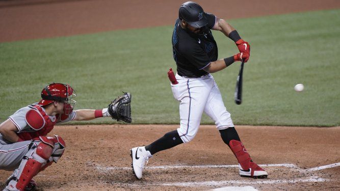El colombiano Jorge Alfaro, de los Marlins, pega un sencillo de dos carreras ante los Filis, el viernes 11 de septiembre de 2020.