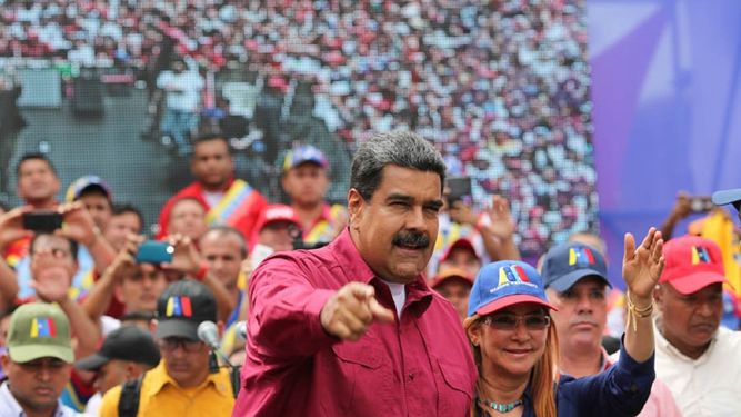 Maduro, acompañado de Cilia Flores, habló a una multitud de partidarios en la ciudad de San Cristóbal, capital del estado Táchira, fronterizo con Colombia.