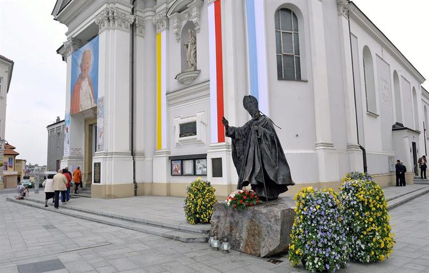 Vista general de la estatua del ex papa Juan Pablo II a la entrada de la basílica de Santa María en su ciudad natal, Wadowice, Polonia, hoy, viernes 25 de abril del 2014. Los papas Juan Pablo II y Juan XXIII serán canonizados por el papa Francisco el p