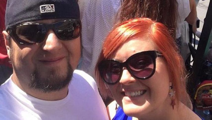 Michael Hohl y su novia, Amber Maxwell, dijeron que trataron de pagar por el cambio de asientos y la compañía se los negó