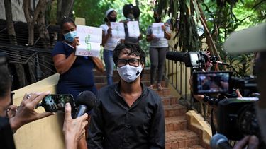 El actor y dramaturgo cubano Yunior García Aguilera es rodeado por la prensa luego de reunirse con autoridades municipales en La Habana Vieja, el 12 de octubre de 2021. García recibió una respuesta negativa a su solicitud de una marcha pacífica en La Habana el próximo 15 de noviembre. &nbsp; &nbsp; &nbsp; &nbsp;