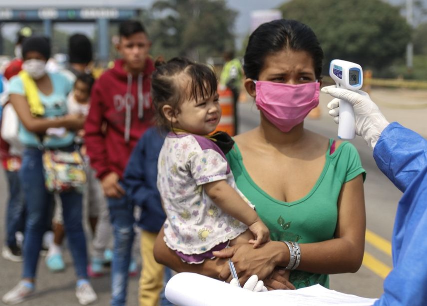 Empleados del Secretario de Salud toman la temperatura de los venezolanos que regresan desde Colombia, como medida preventiva contra la propagación del coronavirus -COVID19- en el Puente Internacional Simón Boliviar, en Cúcuta.&nbsp; &nbsp;