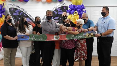 Alcalde de Hialeah reinaugura centro de mayores.