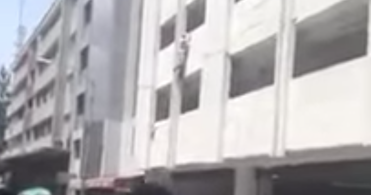 Hombre cae de un segundo piso durante terremoto en México