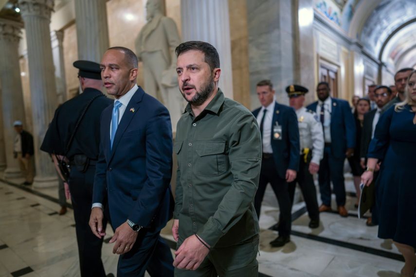 El presidente ucraniano Volodymyr Zelenskyy es recibido por el líder del bloque demócrata en la Cámara de Representantes, Hakeem Jeffries, en el Congreso de EEUU.