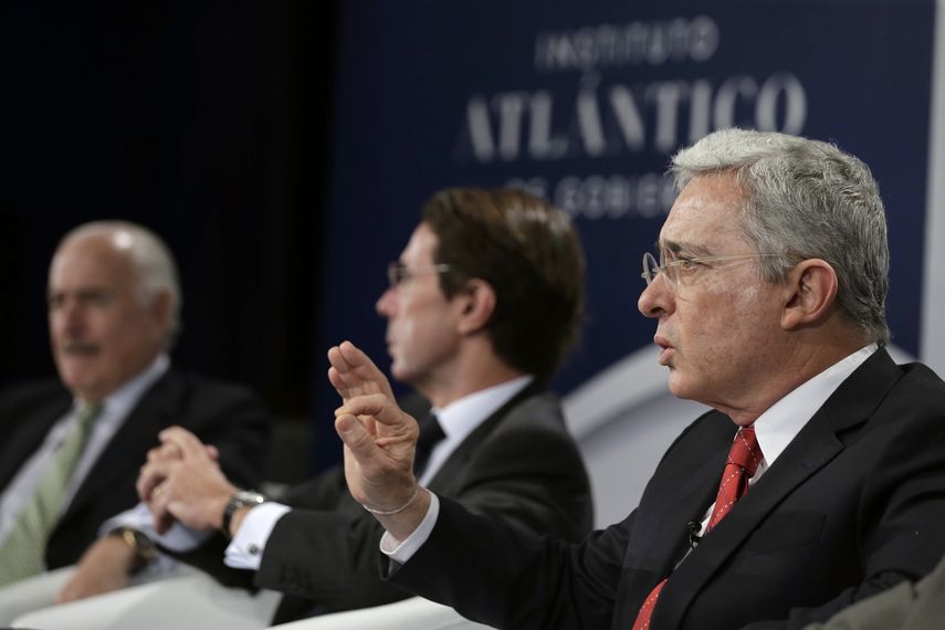 Uribe estuvo en el IV Foro Atlántico en Madrid, en el que también participaron el expresidente colombiano Andrés Pastrana y el expresidente del Gobierno español José María Aznar