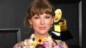 En esta foto cortesía de The Recording Academy, la cantante y compositora estadounidense Taylor Swift, ganadora del premio Álbum del año por Folklore, posa en la sala de prensa durante la 63 entrega anual de los Grammy en el Centro de Convenciones de Los Angeles el 14 de marzo de 2021.  