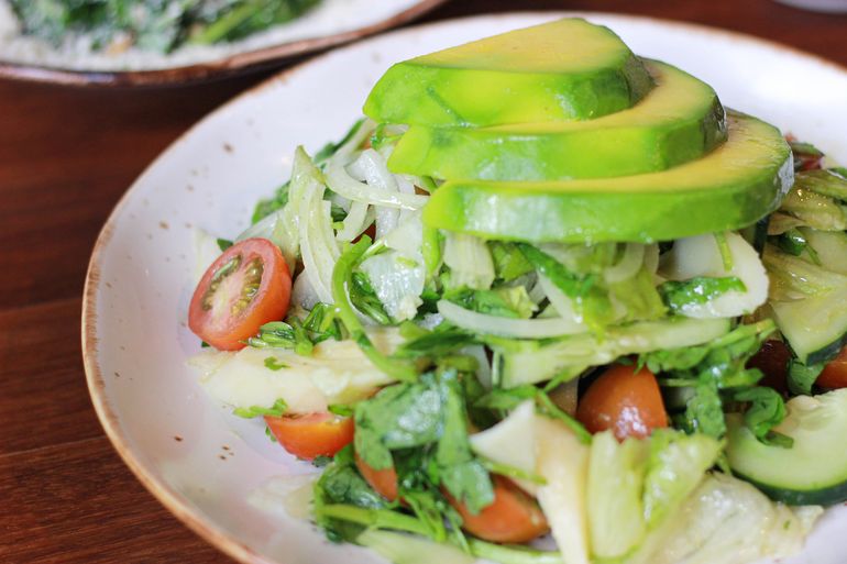 Ensalada de aguacate, lechuga, tomate y cebolla de Carbón Restaurant 